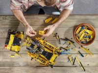 LEGO® 42131 Technic Sterowany przez aplikację buldożer Cat D11