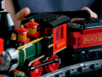 LEGO® 71044 Disney Pociąg i dworzec Disney